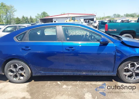2021 Kia Forte Lxs z USA, uszkodzony, nr VIN 3KPF24AD4ME277261